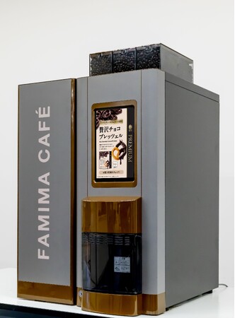 コーヒー抽出時の“隙間時間”が新たなメディア空間に！「FAMIMA CAFE液晶広告」本格展開～消費電力50％削減「ファミマTV」新LEDディスプレイの実証検証もスタート～