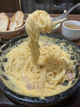 魔法のパスタ伊集院店「石焼きカルボナーラ」が10月1日から季節限定で再登場