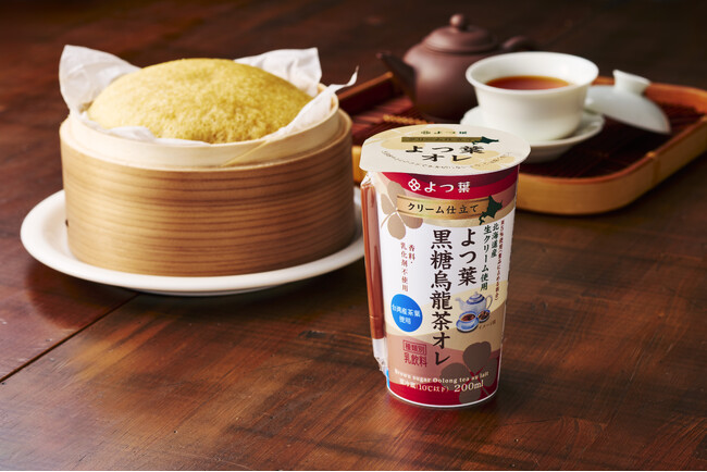 香ばしさと深みのある甘さが広がる一杯。「クリーム仕立てよつ葉黒糖烏龍茶オレ」10月1日（木）より期間限定発売