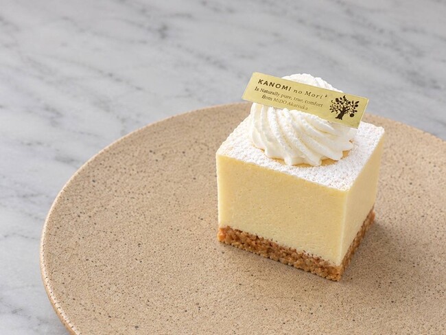 【明治記念館ペストリーショップ】フランス産「キリ クリームチーズ」を贅沢に使用した、極上の口どけと濃厚なコクの『ベイクドチーズケーキ』が期間限定で好評販売中！