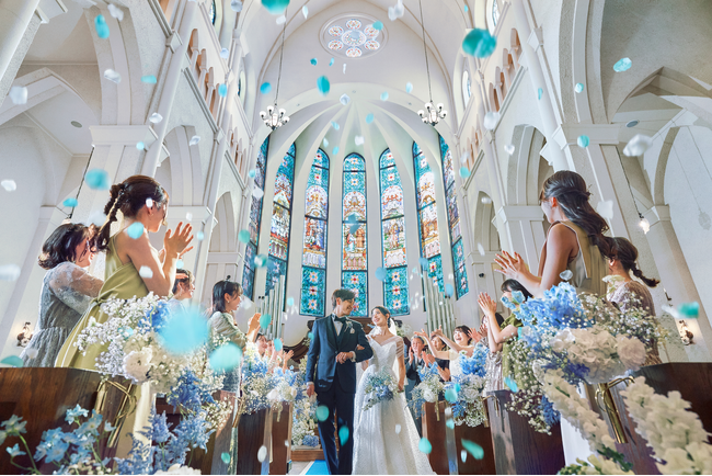 倉敷の結婚式場「ヴェルジェくらしき」で大感謝祭を開催！歴史あるブルーのステンドグラスが彩る大聖堂で模擬挙式や記念日フォト、キッチンカーなど多彩なイベントを実施