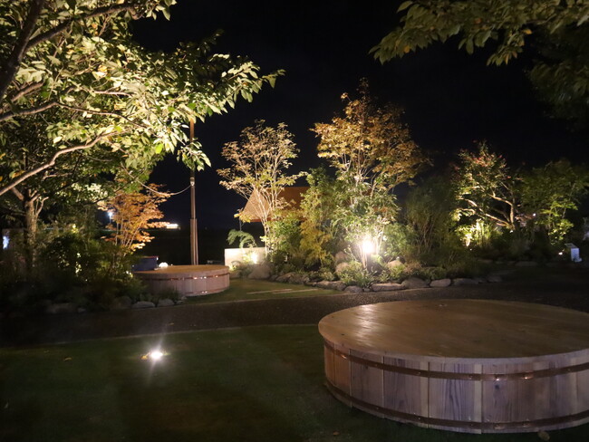 【福岡県庁】世界的庭園デザイナー・石原和幸氏監修の花壇が原鶴温泉水辺広場に完成！福岡県の「花による美しいまちづくりモデル地域」で幻想的なライトアップ点灯式も開催
