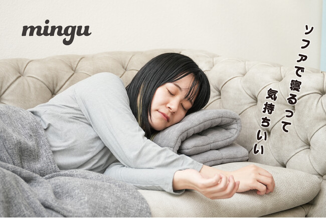 【新商品】ソファでの「これでいいか」を、うたた寝用の枕に。畳み方で高さを変えられるクッション