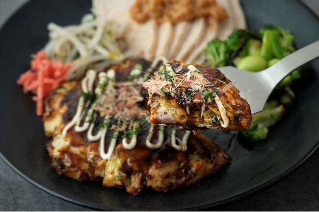 【新商品】マッスルデリから「ふんわりお好み焼きと鶏の辛みそだれセット」を10月1日より新発売
