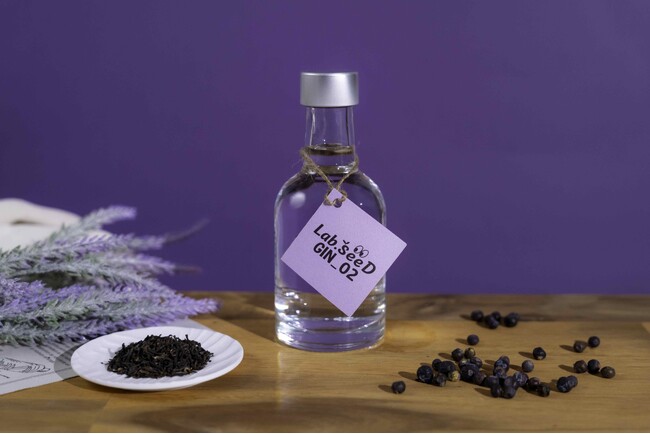 白鶴酒造の研究室で生まれた新たなアイデア(種)を商品化した「Lab. SeeD GIN」シリーズ第2弾は、紅茶とラベンダーをつかったクラフトジン