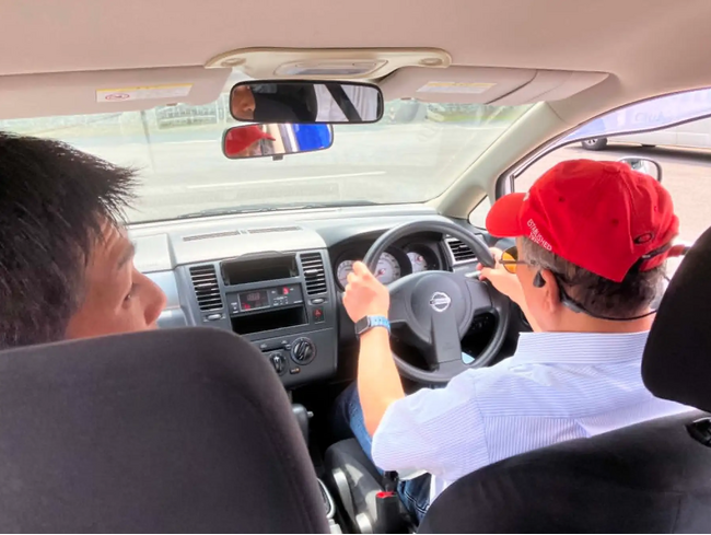 「一度でいいから、ハンドルを握りたい」――視覚障害者の夢を京都で実現！『自動車運転体験ツアー』をわかさ生活がサポート