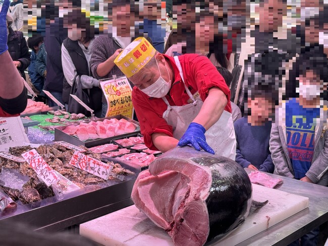 10月10日（土）「まぐろの日」には角上魚類全店で一斉に「国産 生本まぐろ」解体実演販売を開催！食欲の秋、本まぐろを堪能する絶好のチャンス到来。天然まぐろのような大トロや中トロ、希少部位も特別価格で！