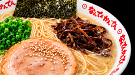 期間限定で提供する「なんでんかんでん」豚骨ラーメン 期間限定で提供する「なんでんかんでん」豚骨ラーメン