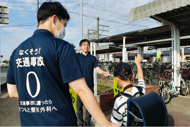 9月30日「交通事故死ゼロを目指す日」に合わせ、久留米市の西鉄安武駅周辺で交通安全活動を実施