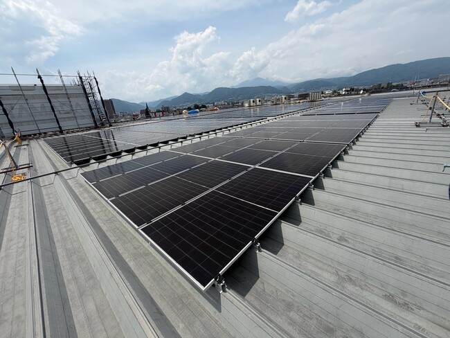 コシダカグループとして、初めて「自社所有・自家消費型」の大規模太陽光発電＆蓄電システムを備えた『カラオケまねきねこ長野高田店』を出店