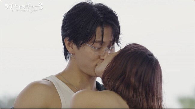 BreakingDownリポーター・小島みゆ、恋のライバルの目の前で意中のイケメンに“嫉妬キス”！スタジオ騒然…今夜、脱落者投票で選ばれるのは？｜『ラブキャッチャージャパン3』第6話