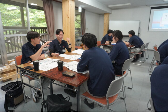 【京都・京田辺】森の中で“話す・食べる・泊まる”。最大42名対応のワークラウンジで団体利用を開始、期間限定で利用無料の撮影モニターも募集。