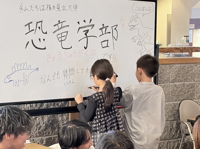 【JAM福井勝山東急ホテル＆リゾーツ】日本初の「恐竜学部」の学生がホテルにやってくる！福井県立大学恐竜学部×JAM福井勝山、宿泊者限定「恐竜探究ラボ― 恐竜学部生と挑戦！質問＆クイズ ―」開催