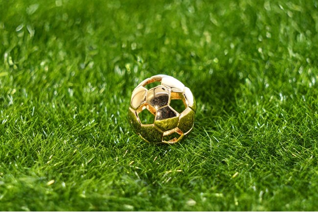 サッカーボールは、蹴るだけじゃない。耳元に、胸元に。「サッカーのまち にらさき」から“身につけるサッカー”が誕生