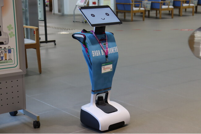 【佐賀市】新しい案内役！窓口案内ロボット「あんなちゃん」デビュー
