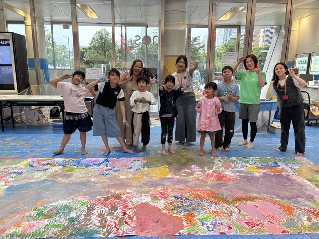 【10/15まで期間限定展示中】小学生が下書きをし、手足で描いた巨大「葛飾北斎アート」！モンテッソーリ教育を取り入れた親子イベント『思いっきりアート de あそぼ！』開催レポート