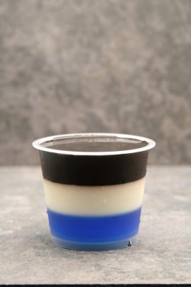 青い海、白と黒でシャチをイメージしたプリン 青い海、白と黒でシャチをイメージしたプリン