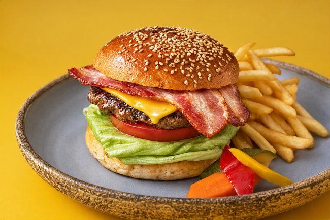 【コートヤード・バイ・マリオット 新大阪ステーション】ランチタイムに限定100食。ホテル開業11周年記念にスマートサイズで楽しむ「アニバーサリーバーガー」を1,100円で発売