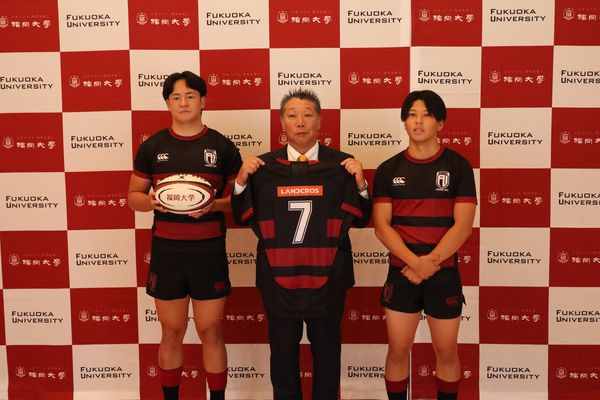 【福岡大学】ラグビー部と日立建機日本株式会社がスポンサー契約を締結しました
