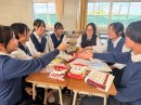 商品企画やPR・販売について話し合う高校生7人