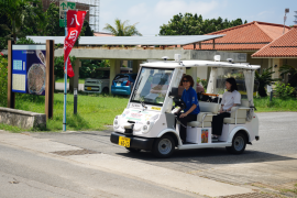 沖縄県多良間島で自動運転カートのドライバーを務める住民 沖縄県多良間島で自動運転カートのドライバーを務める住民