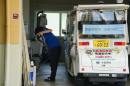 自動運転カートの点検を行う住民 自動運転カートの点検を行う住民