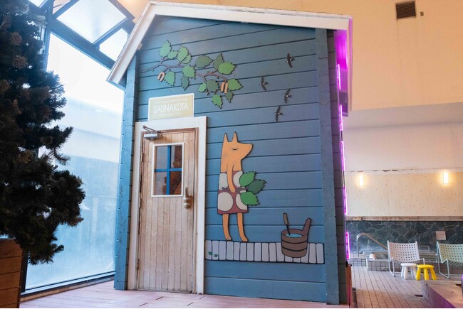 フィンランド人アーティストのサウナアート「ケットゥ・ガッレリア」とおふろcafe utataneのコラボレーションを実施中。サウナ室やホテル、カフェメニュー、グッズが揃いました