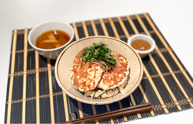 大人気コラボ第3弾｜料理家・モデル亜希×トータル・ワークアウト25周年記念『ハンバーグ丼』10月15日（木）～販売開始