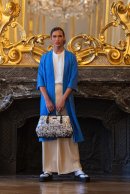 鮮やかなブルーの羽織に、白いロングスカートとボストンバッグを合わせて