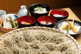 打ち立ての新そばを大ざるで 打ち立ての新そばを大ざるで