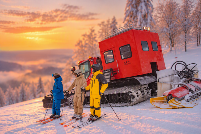 【富良野スキー場】パッセンジャーキャビン搭載の圧雪車で挑むファーストトラックや記憶に残る特別の一本を。さらに、夜のゲレンデを巡る、スリリングなナイトクルーズ、圧雪車乗車体験＆ナイトツアーを今年も開催。