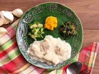 鶏もも肉をホワイトソースで包み込んだ「とろけるチーズのシュクメルリ」が今年も登場！