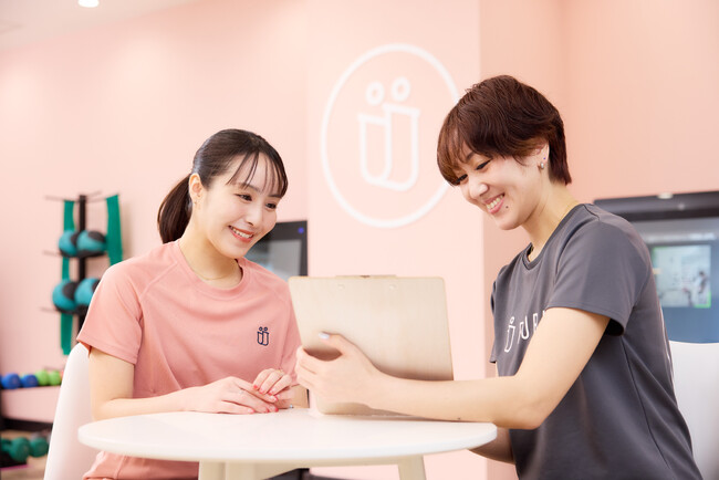 ファディー千歳烏山(女性専用フィットネス)でAIを活用したフィットネスの職業体験プログラムを開催