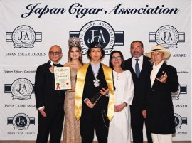 写真右から、一般社団法人 日本葉巻協会(JCA)代表理事・辻厚成氏、駐日ドミニカ共和国特命全権大使・エドワード・アニバル・ペレス・レジェス閣下、駐日キューバ共和国特命全権大使・ヒセラ・ベアトリス・ガルシア・リベラ閣下、「JAPAN CIGAR AWARD 2026」受賞者・JP THE WAVY氏、ミス・シガー・ジャパン2026のアナ・パウラ・マツモト氏、S.T. DUPONT Japon代表取締役社長・向井透氏。 photo by Kazumi Watanabe 写真右から、一般社団法人 日本葉巻協会(JCA)代表理事・辻厚成氏、駐日ドミニカ共和国特命全権大使・エドワード・アニバル・ペレス・レジェス閣下、駐日キューバ共和国特命全権大使・ヒセラ・ベアトリス・ガルシア・リベラ閣下、「JAPAN CIGAR AWARD 2026」受賞者・JP THE WAVY氏、ミス・シガー・ジャパン2026のアナ・パウラ・マツモト氏、S.T. DUPONT Japon代表取締役社長・向井透氏。 photo by Kazumi Watanabe