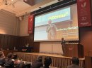 洪 性文先生の登壇写真