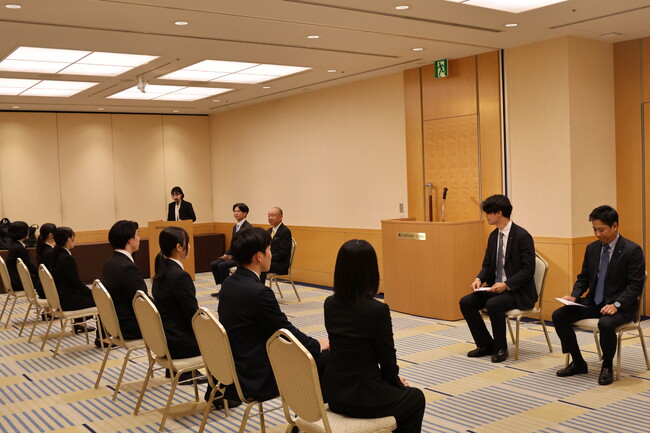 “ばかうけ”の栗山米菓、2027年度新卒内定式を開催内定者が工場見学やせんべいの手焼き体験を通じて企業理解を深める