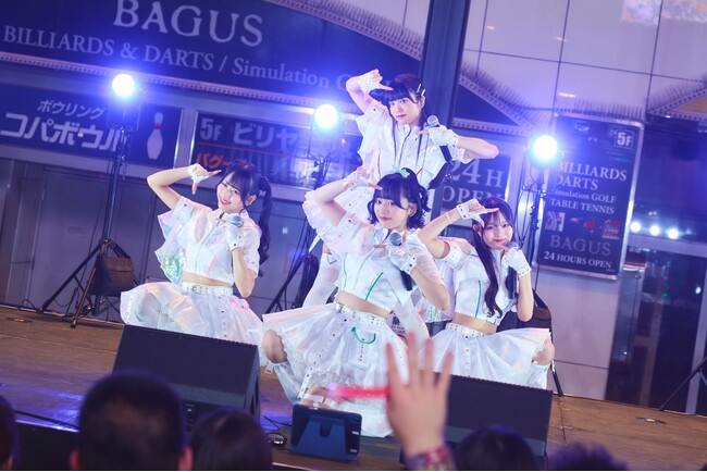注目の新星アイドルグループ『瞬間恋愛』、歌舞伎町で鮮烈プレデビュー！次長課長・河本準一も登場し、札幌コレクション出演＆デビューライブ開催を電撃発表！