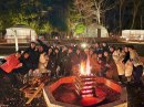 キャンプファイヤーを囲み交流するブリリアントヴィレッジ日光の団体利用イメージ