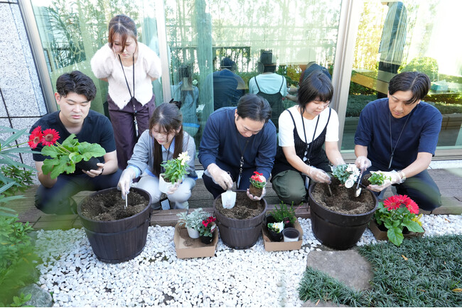 社員と経営層が花を植え、絆を育む社内交流企画「トーシンガーデンプロジェクト」を初開催～花言葉にMVVを重ねた発信～