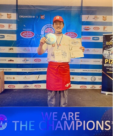 大阪・堺「青いナポリウミソバ」のピッツァイオーロ・洲鎌健人、ピッツァ世界大会「Pizza World Cup 2026」イノヴァティーヴァ部門で世界2位に入賞