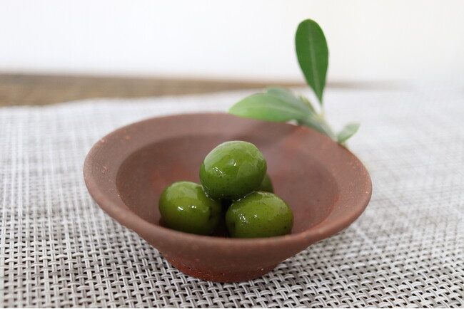 【季節限定】いつものご飯に、旬のオリーブをひと粒。牛窓産「赤屋根 オリーブの浅漬」10月24日発売