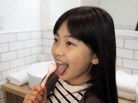 子どものうちから、舌ブラシ習慣を 子どものうちから、舌ブラシ習慣を