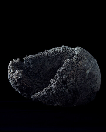 陶芸家 白石 陽一による新作オブジェ作品を中心とした個展 「模倣 'Imitation'」を10月30日(金)よりESCAPERS AN OTHER WORLD (表参道) にて開催。