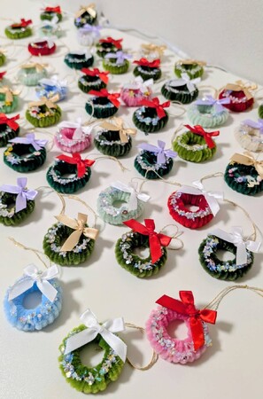 府中の子どもたち約700人へ、地域の力でクリスマスプレゼントを。小中学生も参加する手作りリース300個が完成