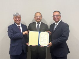 工学院大学発スタートアップ第1号となったMOLPREX株式会社代表取締役の吉本 正氏(中央)と、 工学院大学教授 永井 裕己氏(右)、および、工学院大学理事長・学長 今村 保忠氏(左) 工学院大学発スタートアップ第1号となったMOLPREX株式会社代表取締役の吉本 正氏(中央)と、 工学院大学教授 永井 裕己氏(右)、および、工学院大学理事長・学長 今村 保忠氏(左)