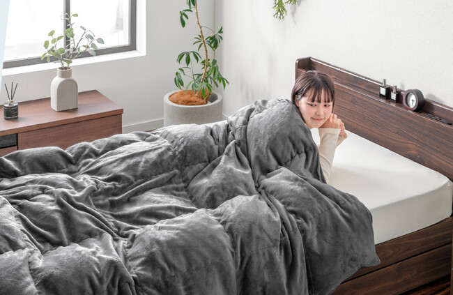 羽毛布団と毛布の“いいとこどり”『UMOFU』が登場！ふっくら軽い掛け心地と、なめらかな肌触りをこれ1枚で