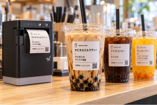 スマレジで会計すると、カップのラベルが自動で出る。トッピングも印字するアプリ「ラベルプリント」提供開始