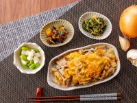 コク深くまろやかな味わいに仕上げた「とろり卵とにんにくあんの蒸し豚」が10月23日（金）に新登場