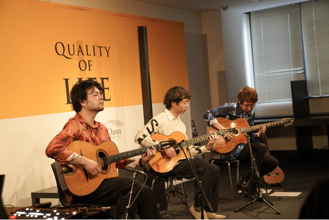 治療と音楽活動を両立する姿で希望を届ける。alba lab 株式会社、透析ギタリスト・青鹿賢一氏が所属するジプシージャズトリオとのライブを開催