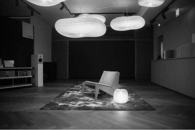 オーラス株式会社、「AURAS & Cassina IXC Special Gift」を実施中。対象ラウンジチェア／ソファの購入でデザイン照明をプレゼント